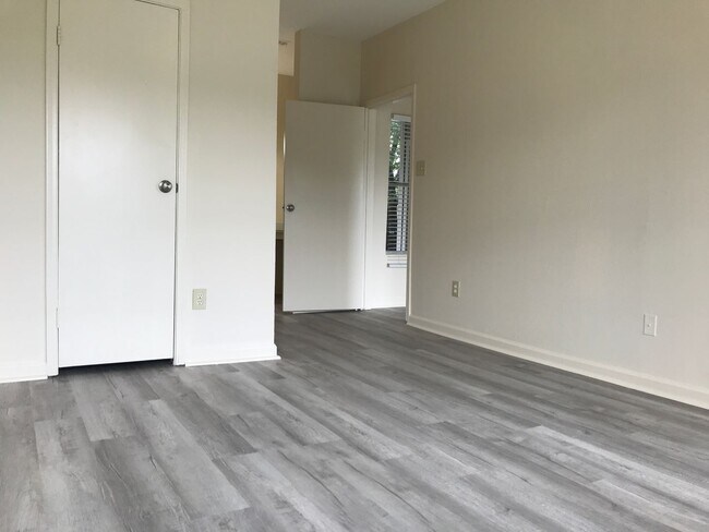 Building Photo - Great Location 2/2 BACKS TO NORTHEN WALNUT CREEK TRAIL