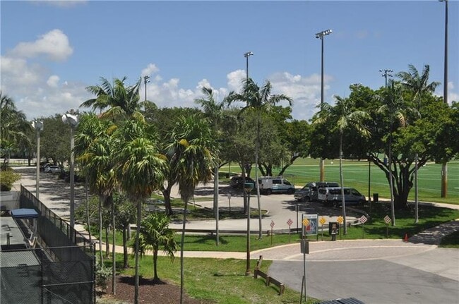 Building Photo - 615 NE 12th Ave