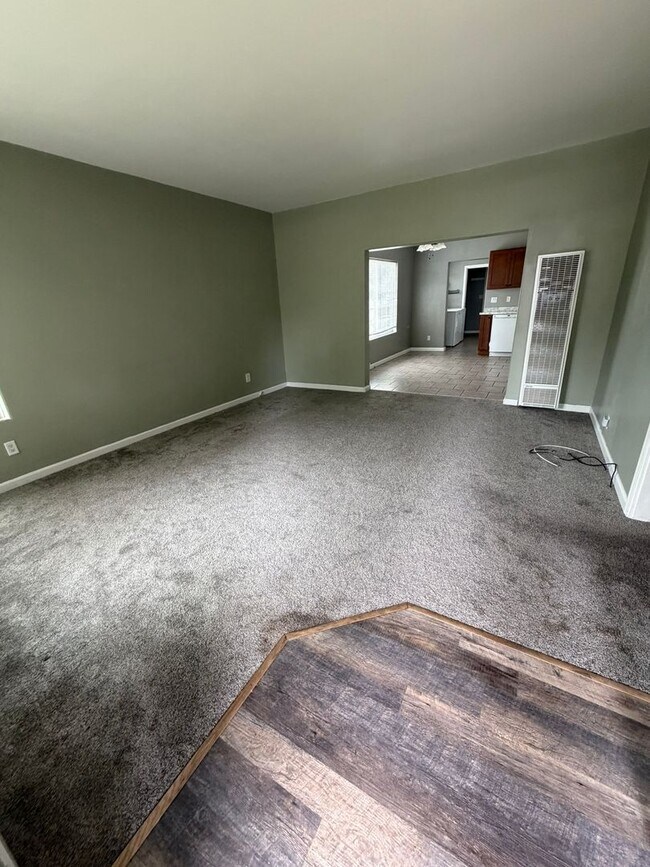 Building Photo - 3 Bedroom, 2 Bathroom Home - Located near Sky Lakes and Oregon Tech!