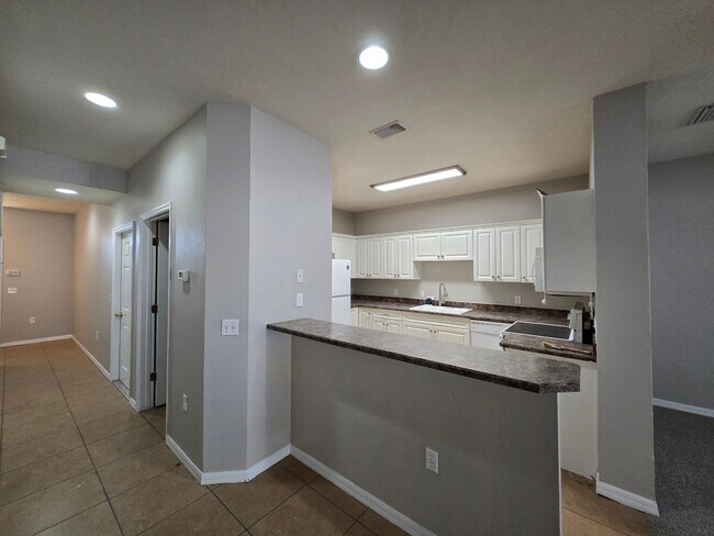 Building Photo - 2 Bed / 2.5 Bath Townhome with Upstairs Office/Sitting Area – Eagle Trace