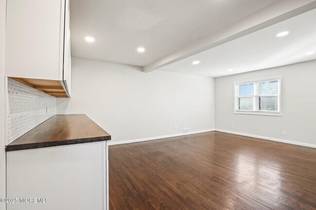 Building Photo - 222 Elmwood Ct