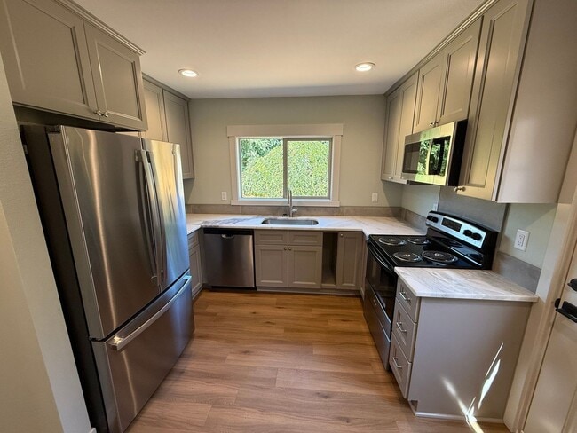 Building Photo - 805 Boxwood Ln SE