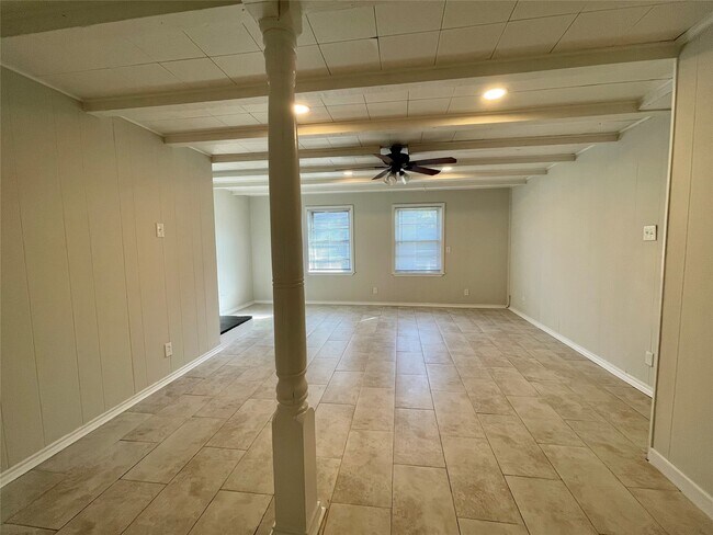 Building Photo - 1112 Southampton Dr