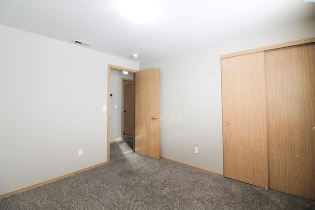 Building Photo - 3 Bed/2 Bath Rambler in West Pasco