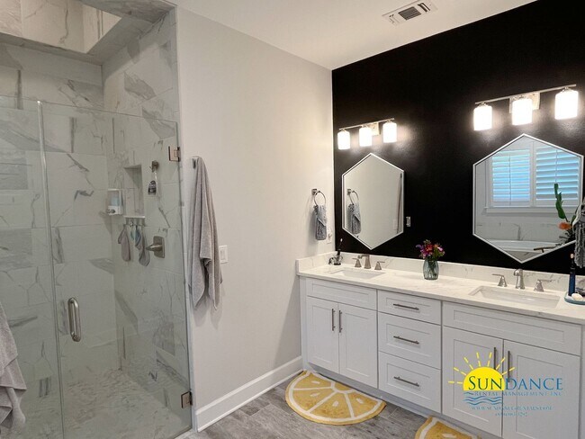 Building Photo - Efficient Solar 4-Bedroom Home in Navarre’s La Fontaine Gated Community with Deeded Beach Access!