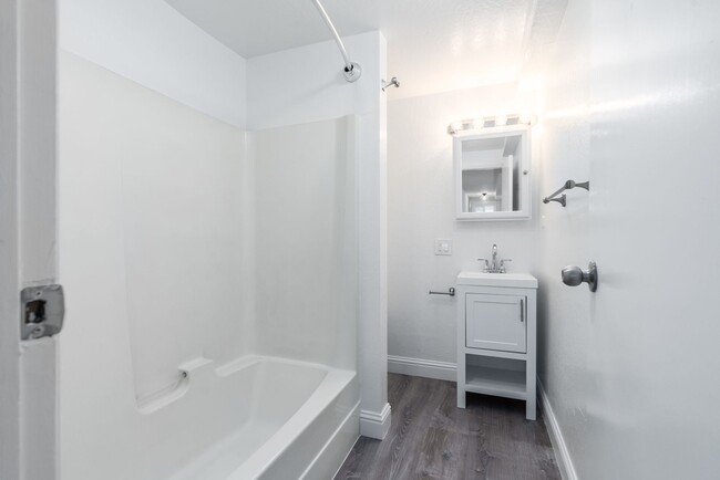 Building Photo - 2120 Lincoln Ave #D - 2 bedroom | 1 bath |...