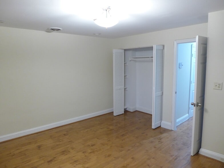 Building Photo - 1719 Saint Paul St