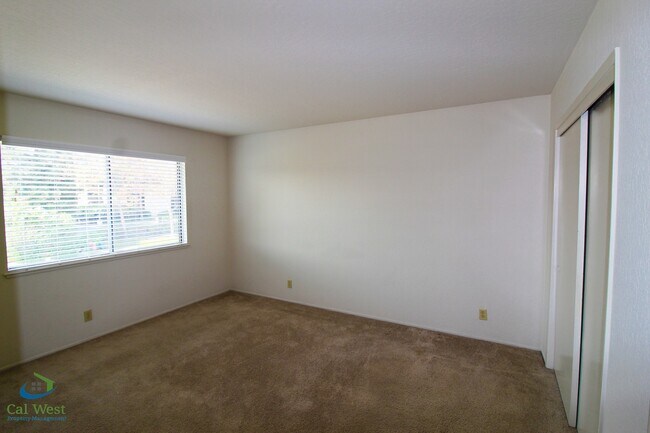 Building Photo - $2995 - Beautiful 2 Bed 1.5 Bath Duplex Av...