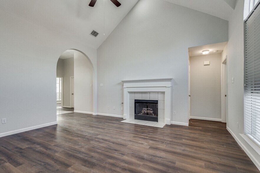 Building Photo - 2317 Suntree Ln