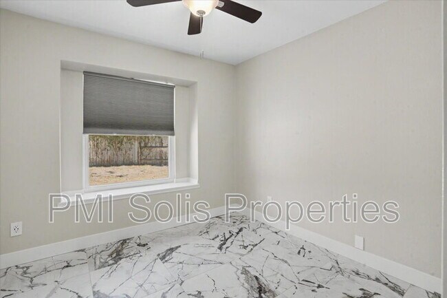 Building Photo - 1510 E Taro Ln
