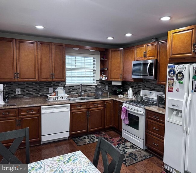 Building Photo - 9579 Tudor Oaks Dr