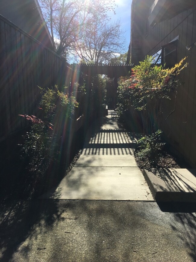 Building Photo - Beautiful 3 Bedroom 2 Bath in Great Neighb...