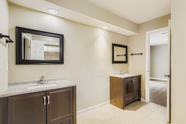 Building Photo - 15710 Sandy Hill Dr