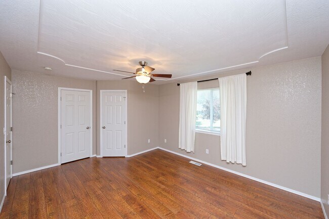 Building Photo - 4 Bedroom Home