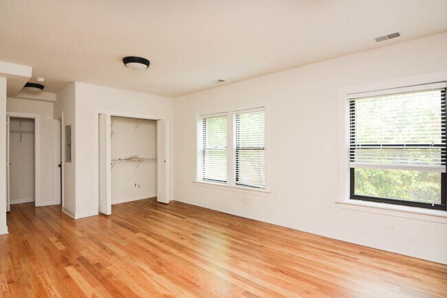Building Photo - 2206 W Eastwood Ave