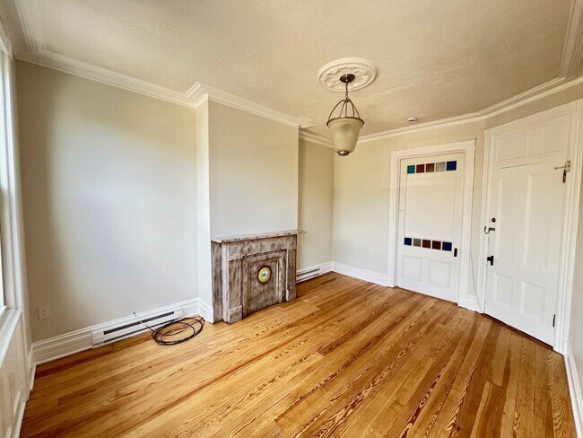 Building Photo - 492 Monmouth St