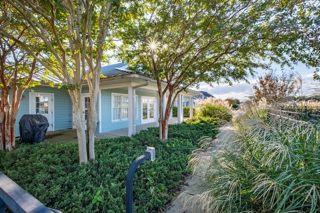 Building Photo - 3BR Open Floor Plan with Garage in Captain...
