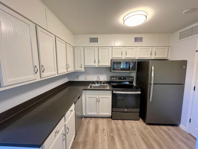 Building Photo - 2200 S Louisiana St