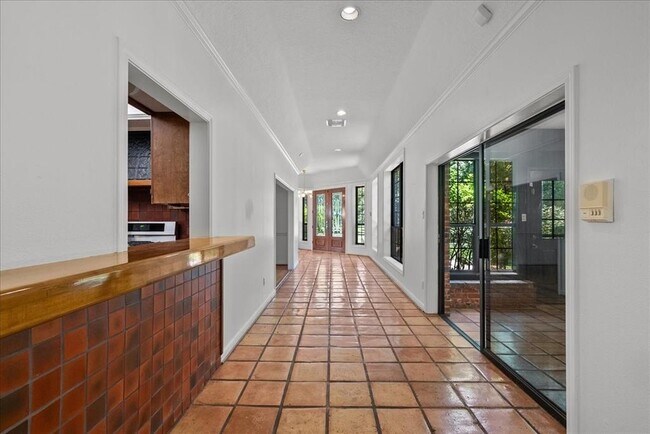 Building Photo - 3415 Bayou Dr E