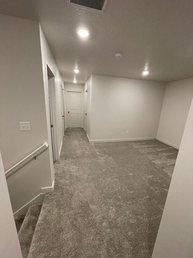 Building Photo - HUGE Townhome For Rent in Saratoga Springs!!