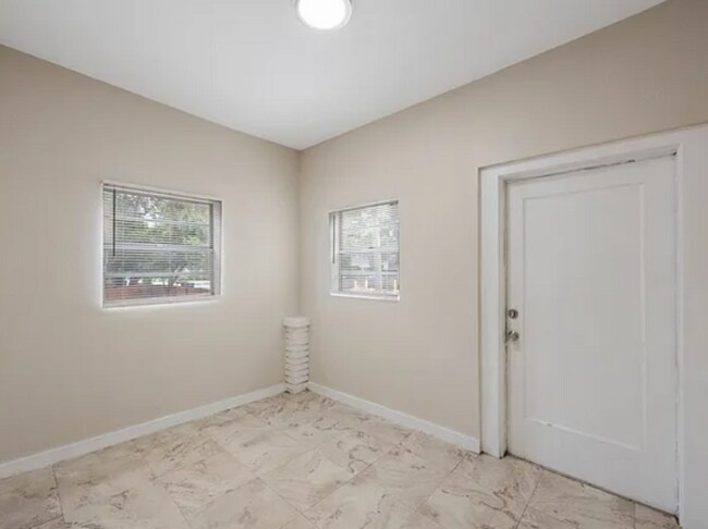 Building Photo - 548 Woodlawn St
