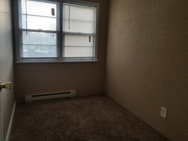 Building Photo - 1 Bedroom Ranch with Den