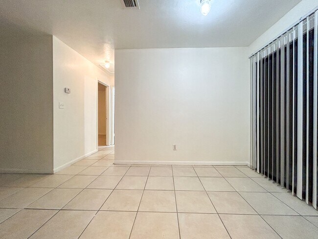 Building Photo - Spacious 2/1 in Sugarfoot Area - Fenced in...