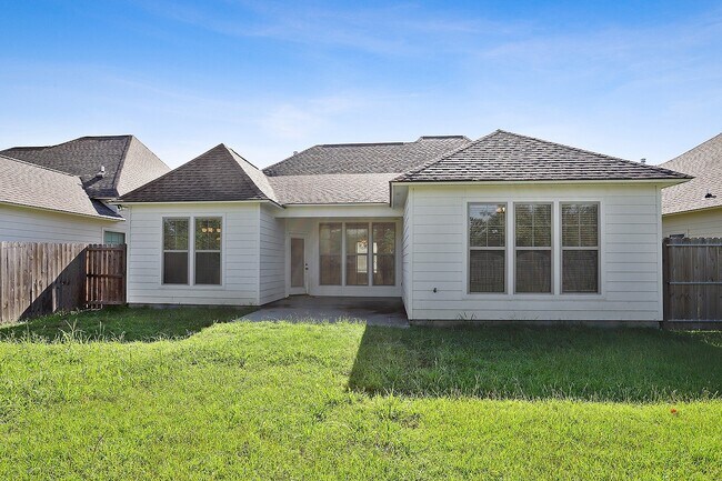 Building Photo - Beautiful 3 Bedroom, 3 Full Bath