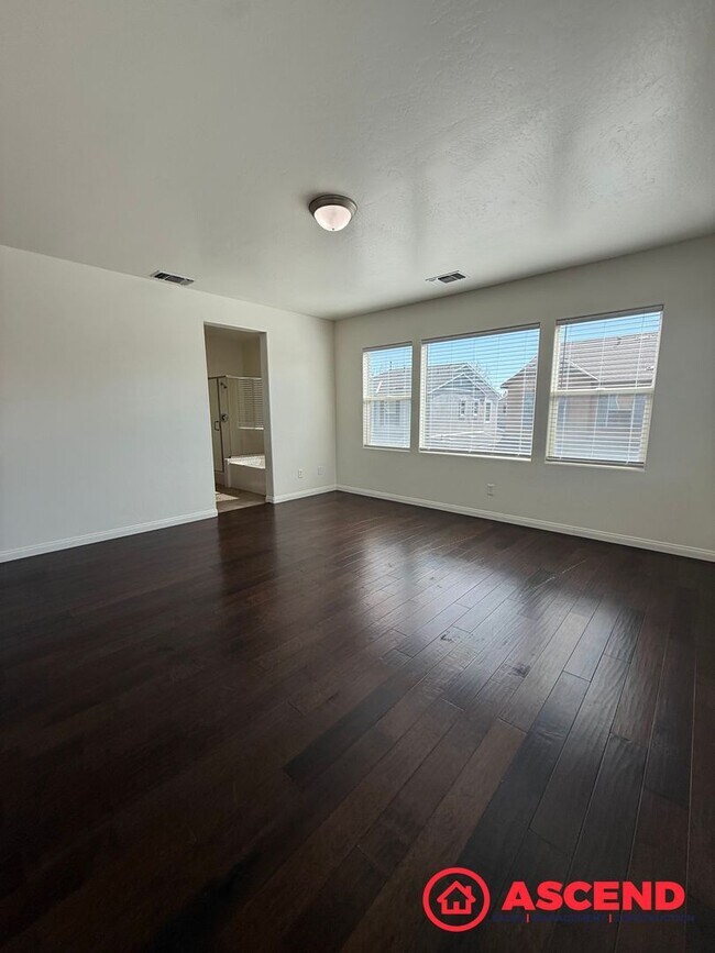 Building Photo - Beautiful 4 Bedroom Located in HOA!