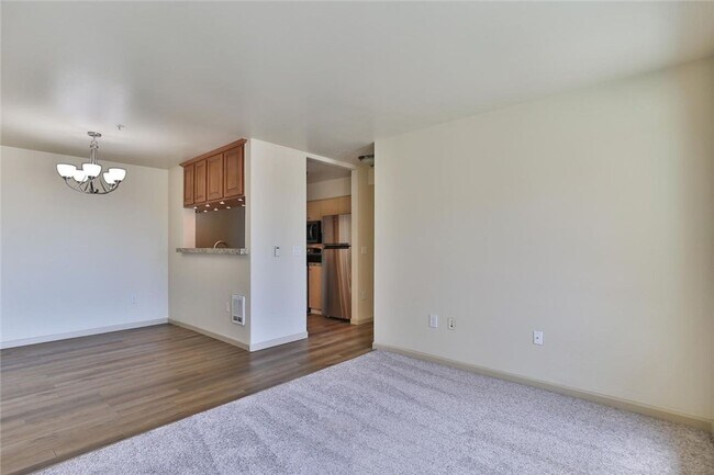 Building Photo - Cozy & Bright 2BD/2BTH Condo for Lease in ...