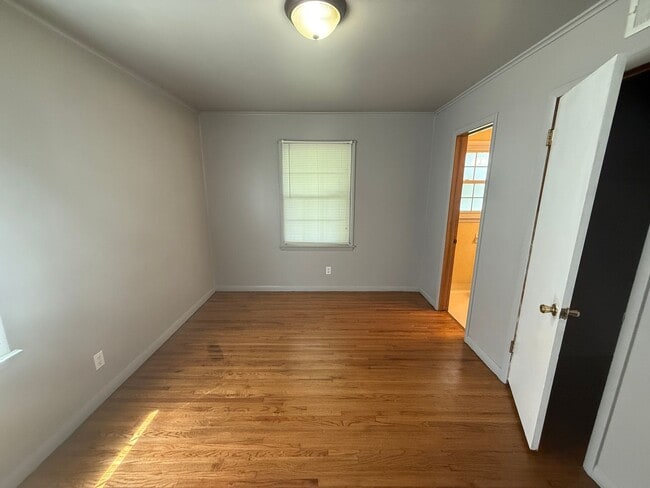 Building Photo - Large fenced yard, 3 bedroom, 1.5 Bath in ...
