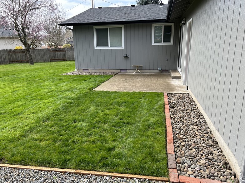 Building Photo - 4099 Scenic Dr