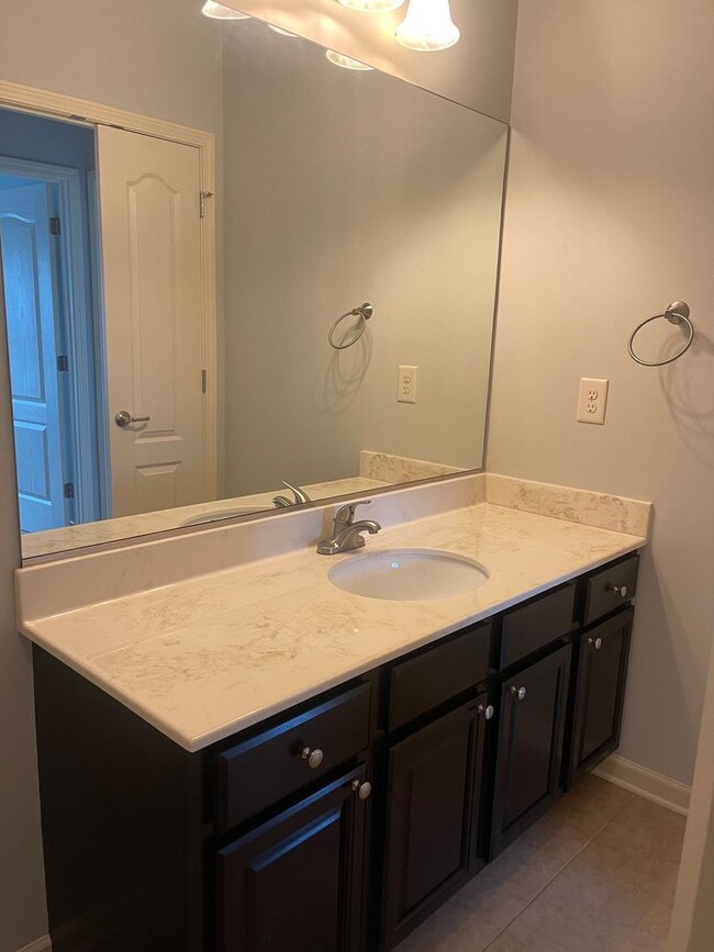 Building Photo - Charming 2 Bed, 2 Bath Home with Garage