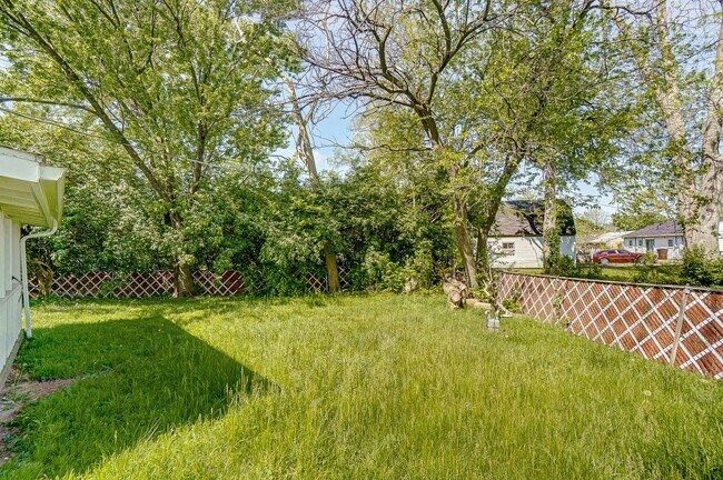 Building Photo - Three Bedroom with Driveway in Dayton!