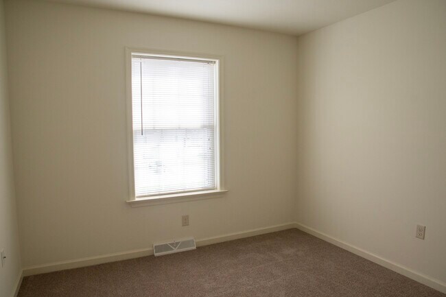 Building Photo - 320 Meadow View Dr