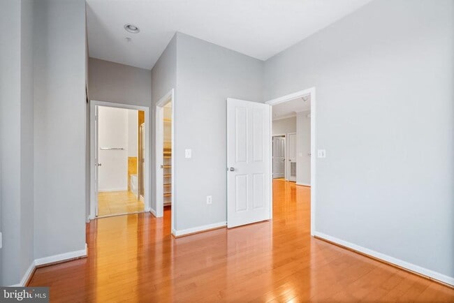 Building Photo - 2220 Fairfax Dr