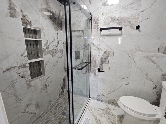 Building Photo - 1535 E Jane Ave