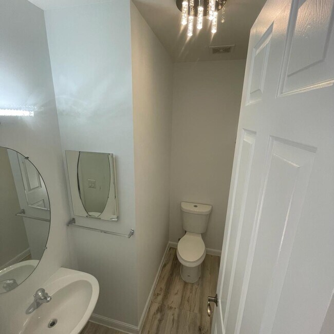 Building Photo - 642 Castle Dr