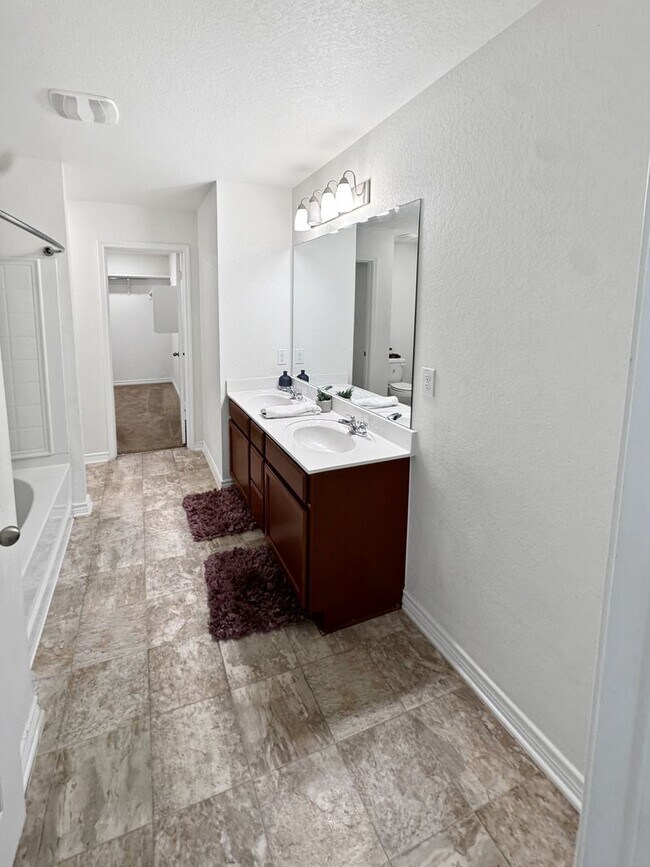 Building Photo - New Braunfels gem