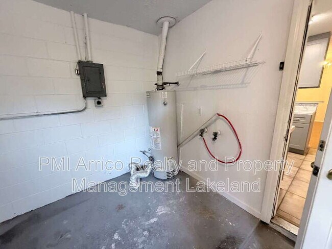 Building Photo - 1211 Robert King High Dr