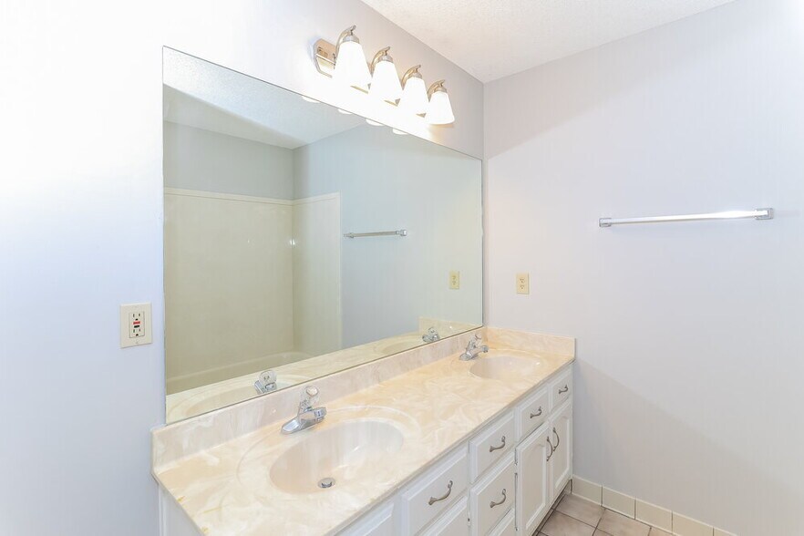 Building Photo - 7143 Emily Ln