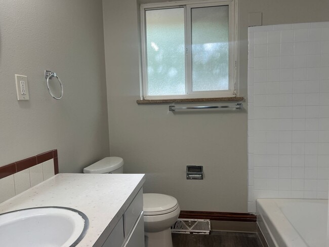 Building Photo - 2 Bed 1 Bath in Edgewater!