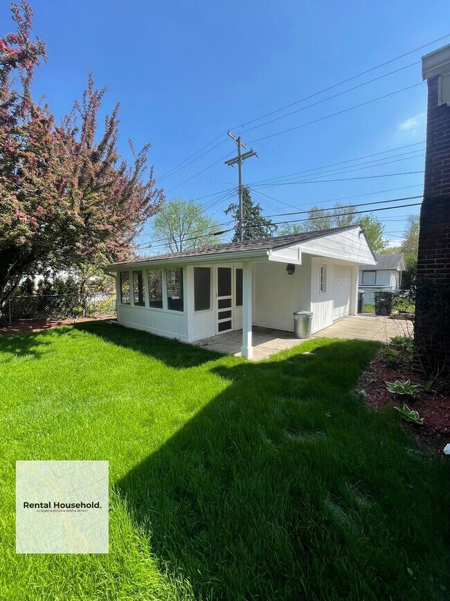 Building Photo - Stunning 3 Bedroom Oasis in Livonia-Move-In Ready!!