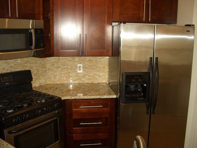 Building Photo - Renovated 2 bed/2 bath condo in the heart of Centreville, close to everything!!