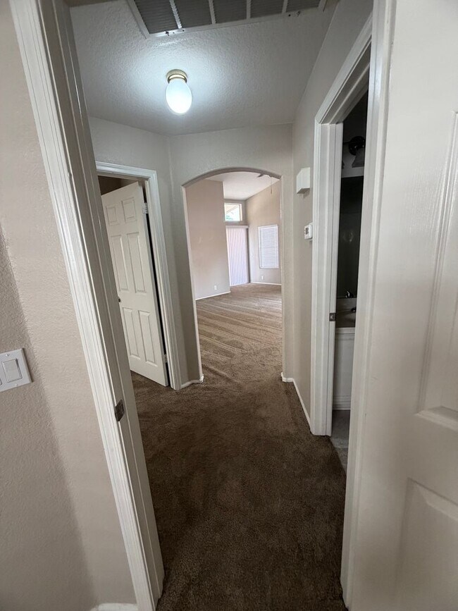 Building Photo - Desirable Arrowhead Ranch Home