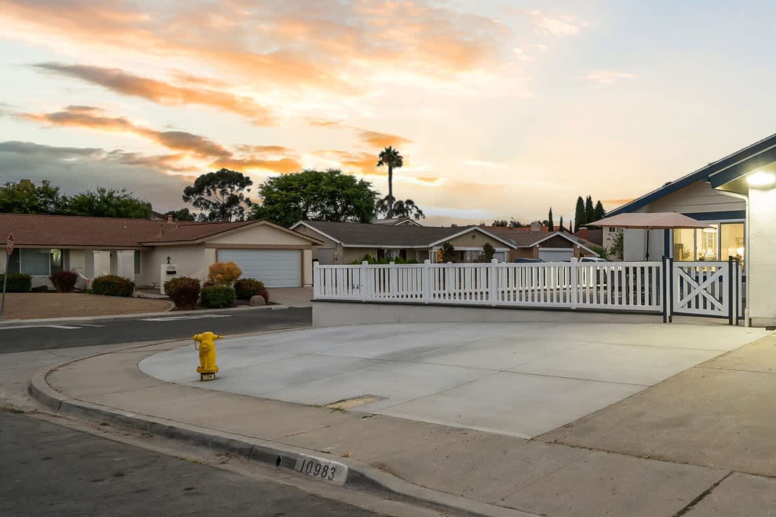 Building Photo - 10983 Parkdale Ave