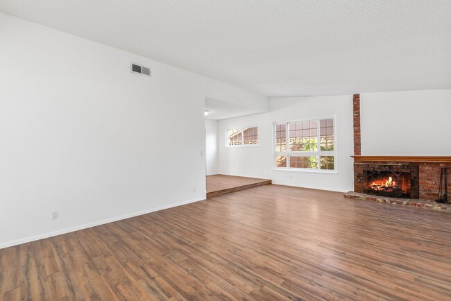 Building Photo - Stunning 4-Bedroom Simi Valley Home with P...