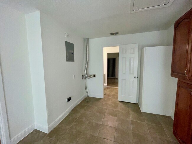 Building Photo - Southern Oaks 2 / 2 with Office & Sun Room