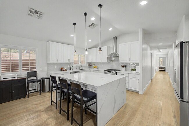 Building Photo - 8352 W San Juan Ave