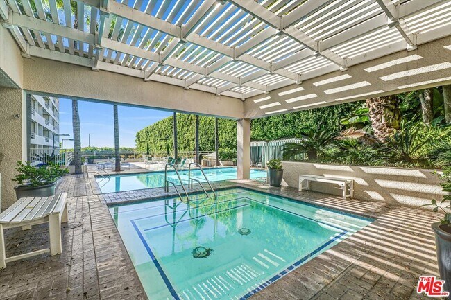 Building Photo - 1131 Alta Loma Rd